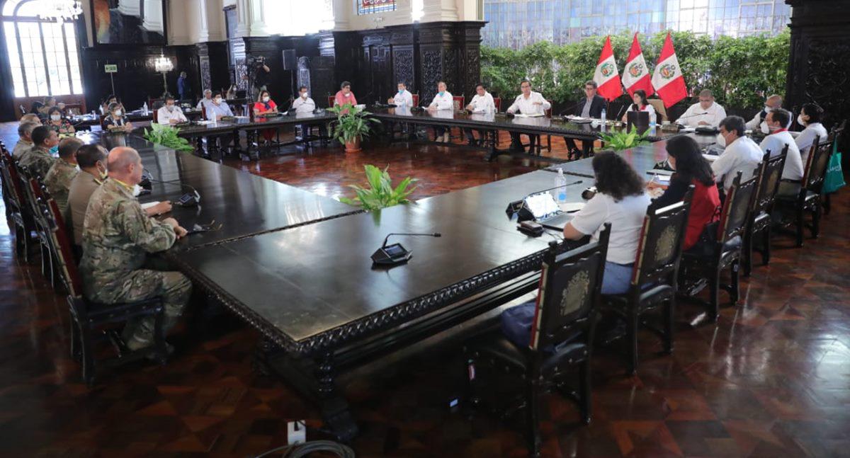 Martín Vizcarra en un mensaje a la nación durante una reunión extraordinaria de su Consejo de Ministros donde también participaron los jefes de las Fuerzas Armadas y la presidenta del Seguro Social de Salud (EsSalud). (Foto: Presidencia de la República)