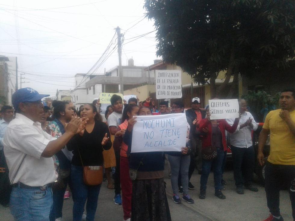 Pobladores de Mochumí protestan y exigen nulidad de elecciones (FOTOS Y VIDEO)