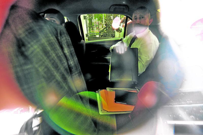 Jefe de la Dini con exagerado resguardo: acude al congreso con más de 15 guardaespaldas