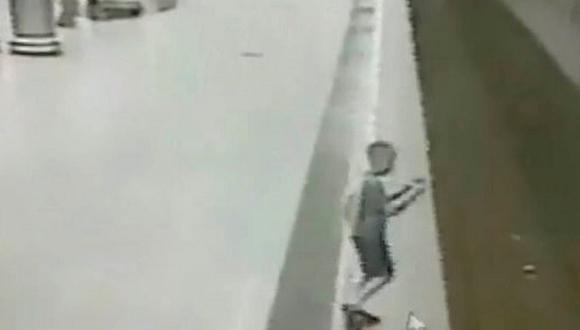 Niño se distrae con celular y cae a la vía del metro (VIDEO) 