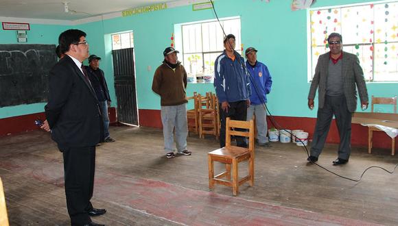 Implementan con pizarras interactivas colegio de Charamaya en Puno