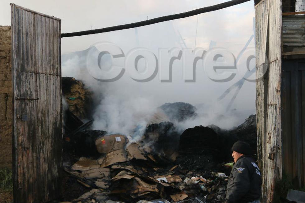 Voraz incendio consume local de reciclaje y molino de granos 