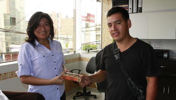 Chiclayo: Taxista devuelve cartera con mil nuevos soles a su pasajera
