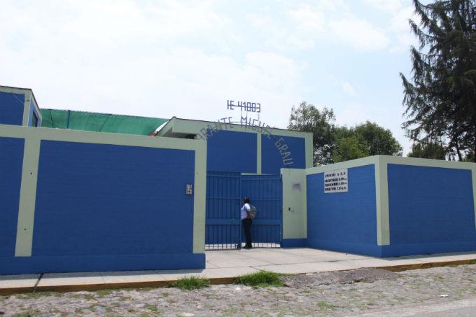 Realizan fumigación en 10 instituciones educativas