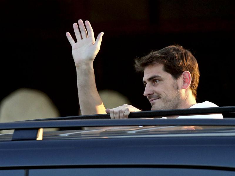 Iker Casillas fue aclamado en su arribo a Portugal