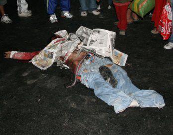 Joven de 23 muere arrollado por combi