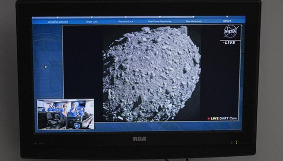 Un televisor en el Centro Espacial Kennedy de la NASA en Cabo Cañaveral, Florida, captura las imágenes finales de la Prueba de redirección de doble asteroide (DART) justo antes de que se estrelle contra el asteroide Dimorphos el 26 de septiembre de 2022. (Foto de Jim WATSON / AFP)