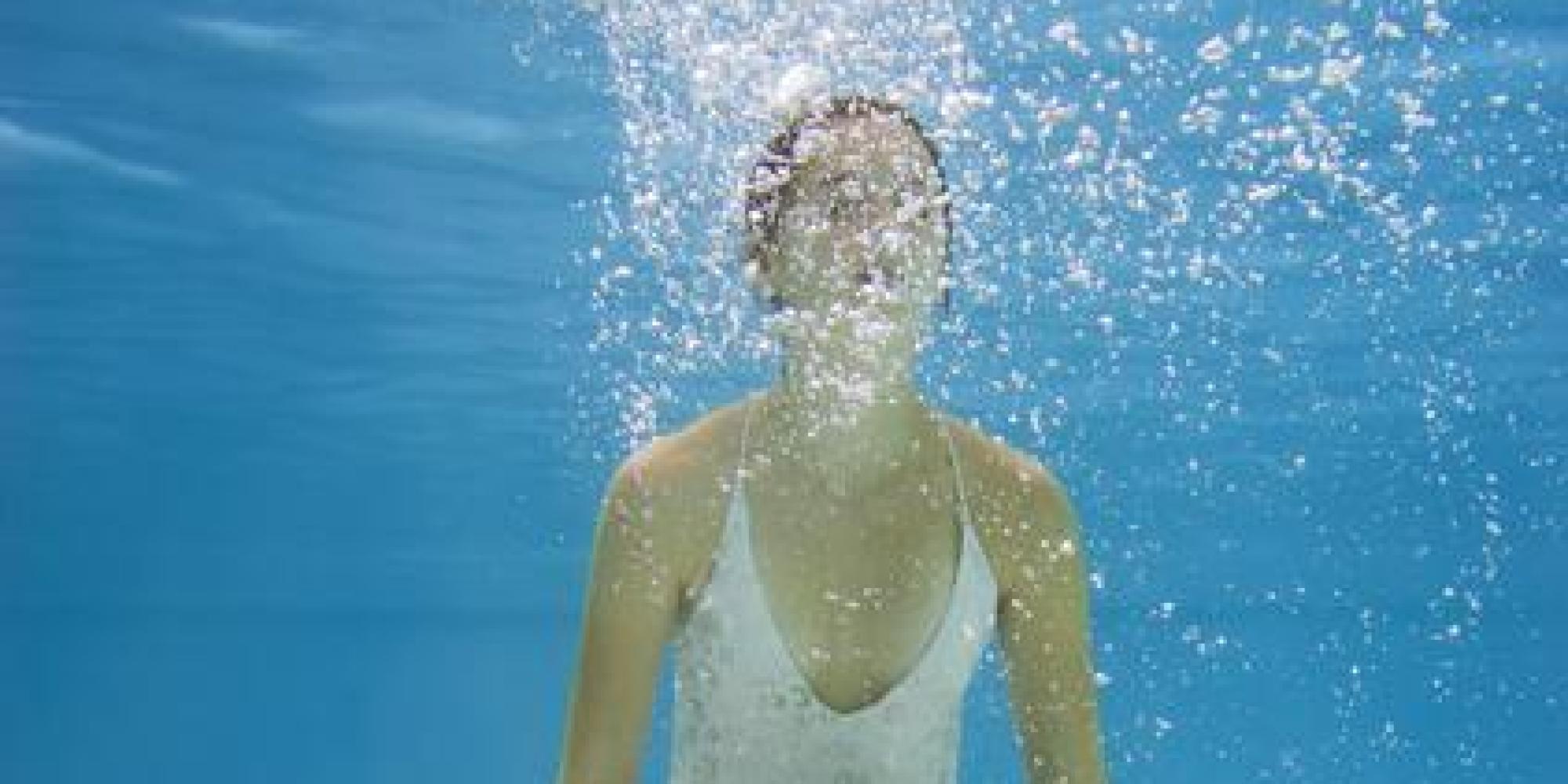 La verdad de el porqué se te ponen los ojos rojos en la piscina 