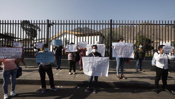 Coronavirus: enfermeros del Hospital Nacional Hipólito Unánue protestan por falta de bono e implementos. Fotos: Leandro Britto (GEC)