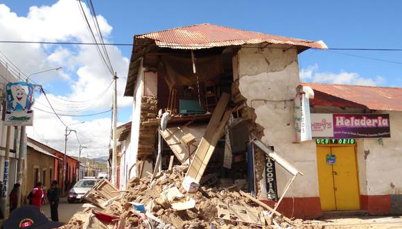Casa antigua se cae a pedazos en el centro de Ayaviri 