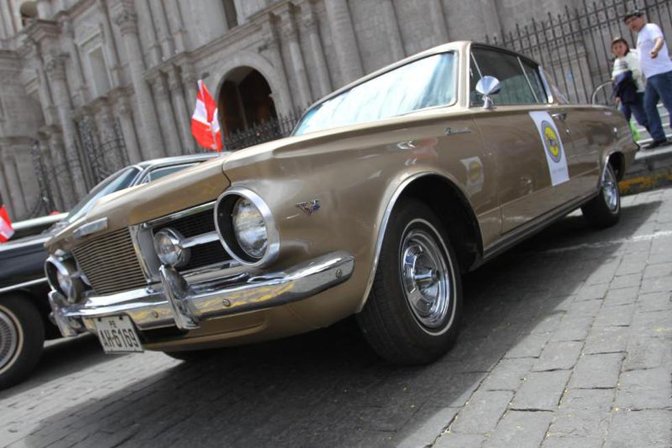 Exhiben autos antiguos en Plaza de Armas
