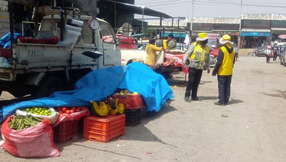 Comerciantes invadieron las vías de la plataforma comercial| Foto: Nelly Hancco