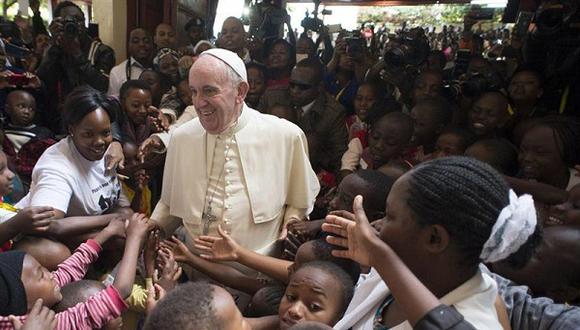 Papa Francisco llega a Uganda, en segunda etapa de su viaje por África