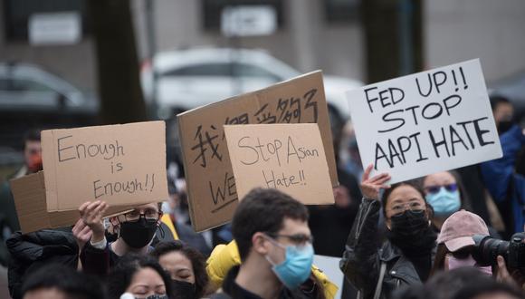 Varias personas sosteniendo pancartas que dicen "Detener el odio a los asiáticos" y "Ya basta", durante su participación en un evento, convocado por la Asian American Federation. (Foto: EFE)