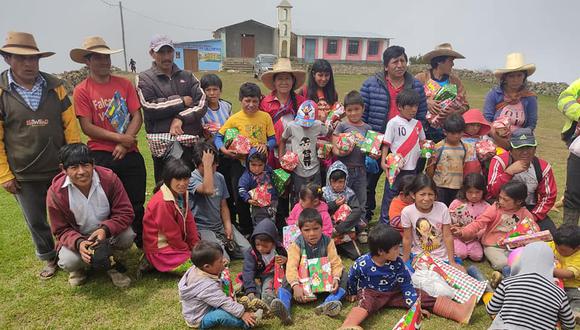 Áncash: Cumplen sueño de médico fallecido por COVID-19 y ayudan a niños pobres en Navidad (Foto: Andina)