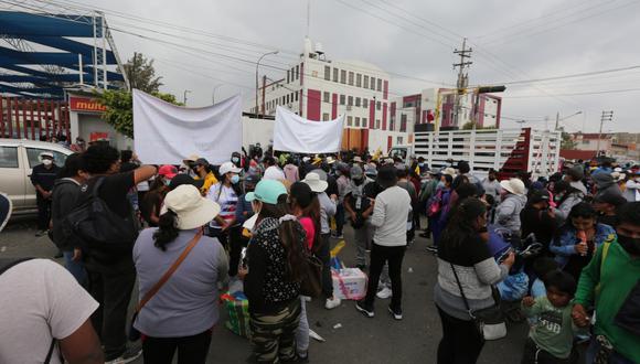 Protestaron en exteriores del Gobierno Regional de Arequipa. (Foto: Leonardo Cuito)