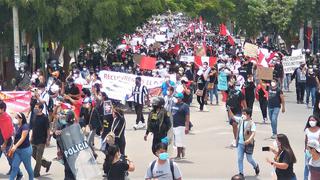 Con una multitudinaria marcha, los piuranos reciben el anuncio de Manuel Merino de renunciar a la presidencia (VIDEO)