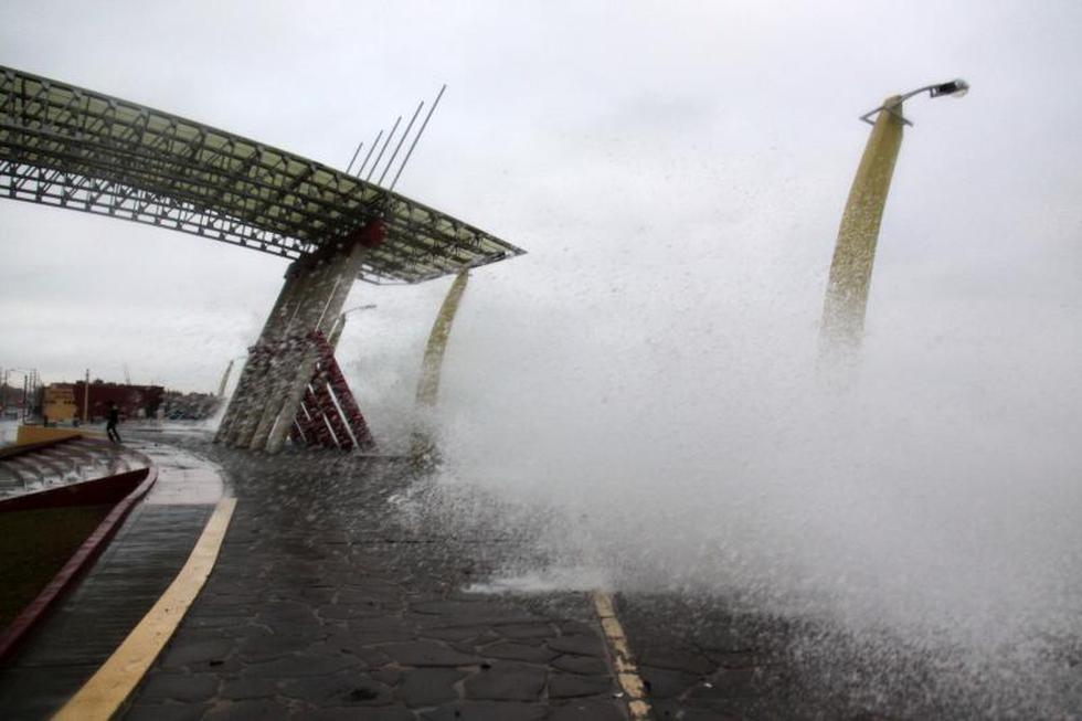 Fuerte oleaje afecta calles de Chimbote