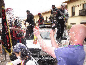 Cusco: Turistas disfrutan carnavales mojando a policías