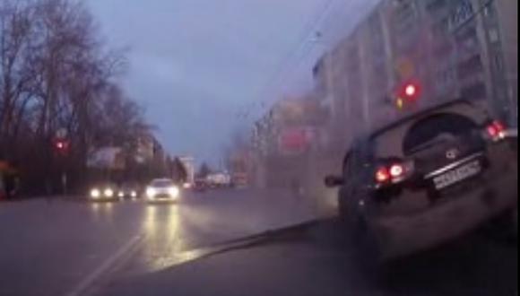 Rusia: La tierra se abre y casi se "traga" a un auto (VIDEO)