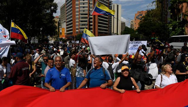 Efectivos antimotines están en las cercanías, pero alejados de la concentración. (AFP).