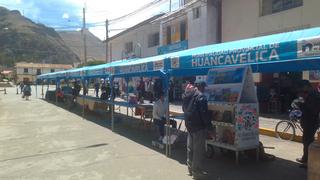 Feria del Libro de Huancavelica inicia deslucida y dos días después de que fuera anunciada