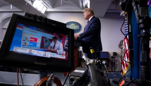 CNN emitió totalmente la declaración en vivo de presidente Donald Trump, pero su presentador Jake Tapper criticó al mandatario. (Brendan SMIALOWSKI / AFP)