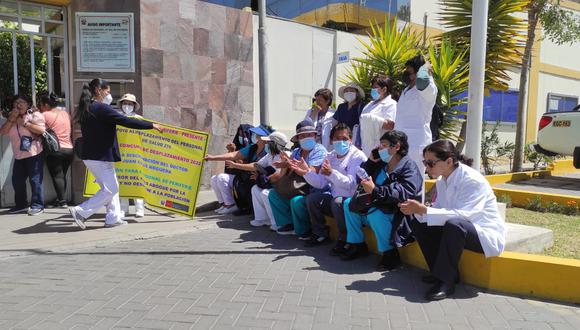 Protestaron en exteriores de la Gerencia Regional de Salud. (Foto: GEC)