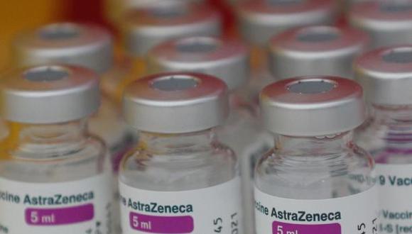 Varios estudios recientes, realizados en laboratorio, muestran que los niveles de anticuerpos se desploman frente a ómicron en los vacunados con Pfizer/BioNTech, Moderna, y aún más con AstraZeneca o la vacuna china Sinovac. (Foto: EFE)