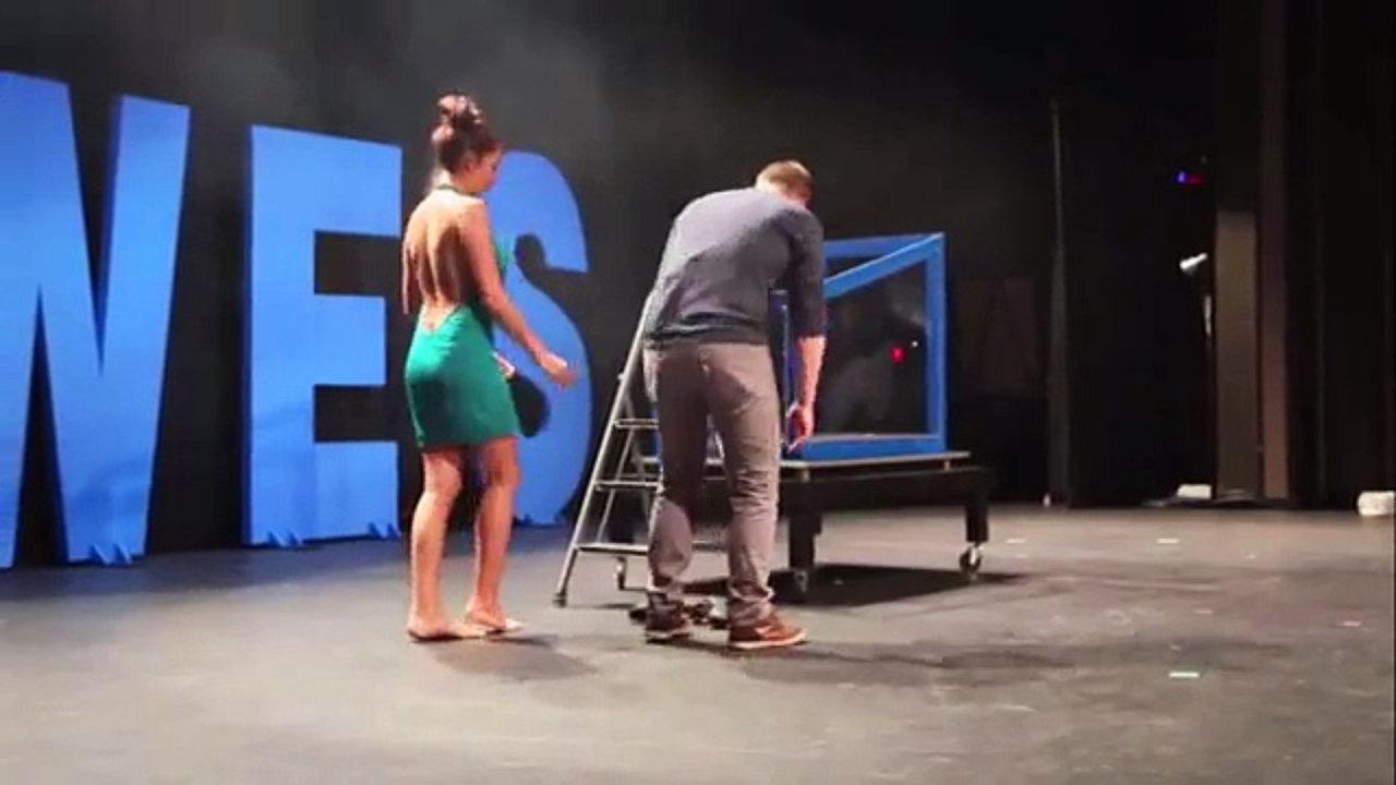 Mago desnuda a joven con peculiar truco pero lo que sucede después te sorprenderá (VIDEO)