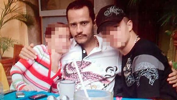El narcotraficante conocido como 'El Mencho' posa al costado de sus hijos. (Foto: Captura de pantalla)