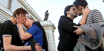 'Besada Santa' en protesta por polémicas declaraciones de Obispo de Alcalá 