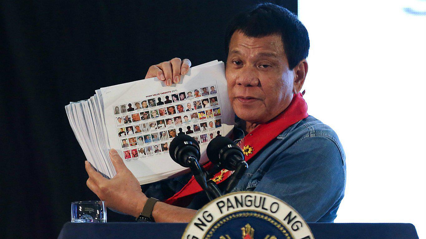 Rodrigo Duterte llama "idiota" al expresidente colombiano César Gaviria