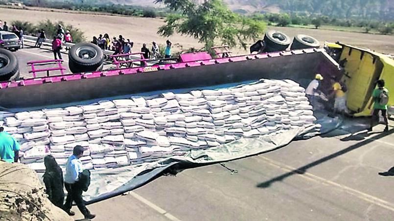 Dos heridos en volcadura de camión remolcador