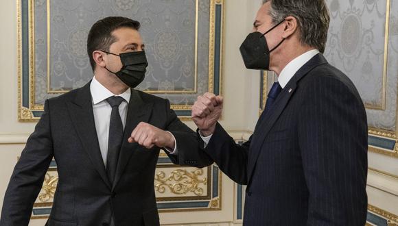 El secretario de Estado de EE. UU., Antony Blinken (derecha), posa con el presidente de Ucrania, Volodimir Zelenski (Foto de Alex Brandon / POOL / AFP)