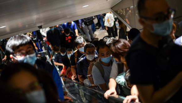 Centenas de vuelos fueron anulados este martes en el aeropuerto internacional de Pudong. (Foto: Hector RETAMAL / AFP)