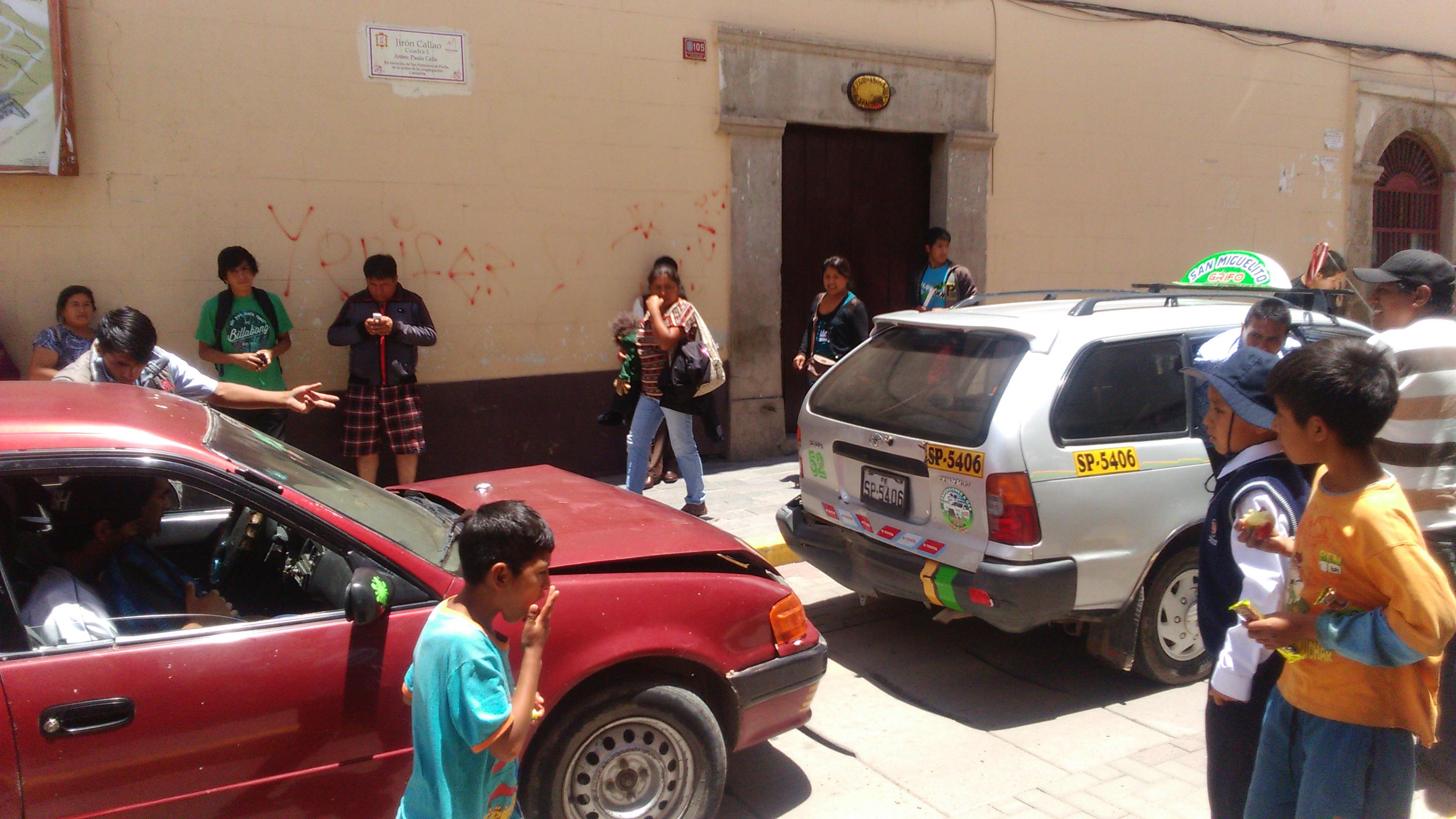 Conductor imprudente provoca triple choque