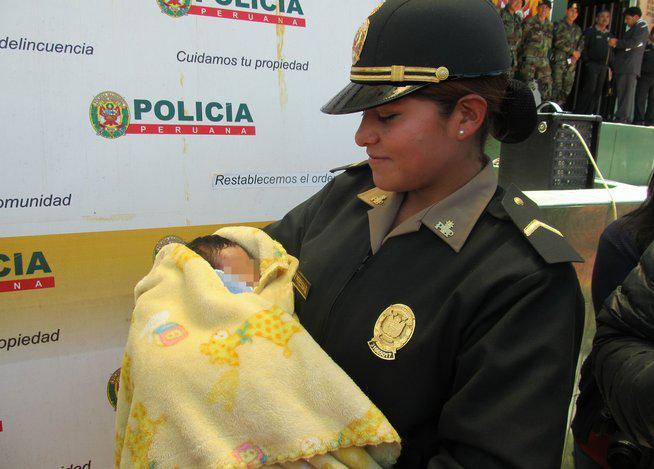 Navidad 2015: Abandonan a recién nacido de nombre Jesús, al pie de un árbol (VIDEO)