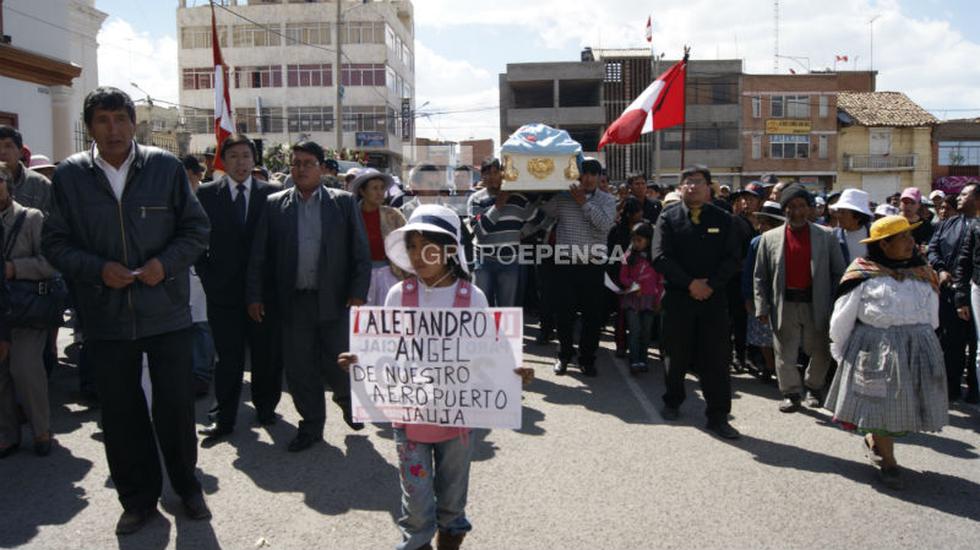 Con multitudinario cortejo fúnebre y  escenas de dolor entierran a mártir de Jauja 