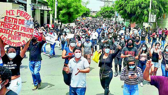 Masivas protestas obligan a renunciar a Manuel Merino