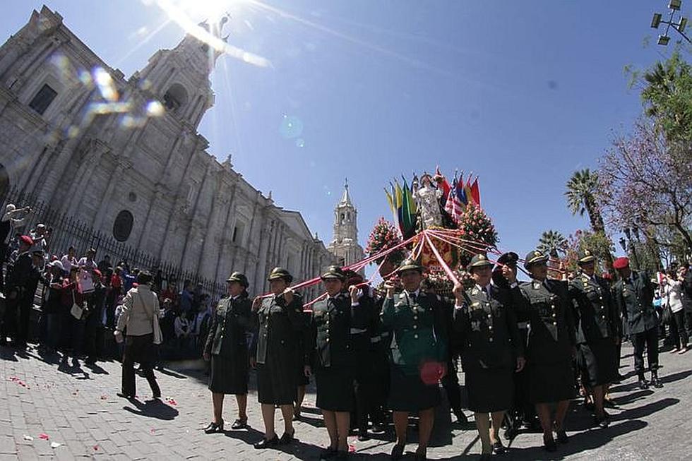 ​Policías y enfermeros rinden homenaje a Santa Rosa de Lima (FOTOS)