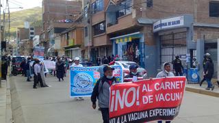 Protestan contra la vacuna anticovid y DIRESA Huancavelica les responde
