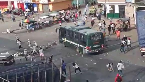 Un bus de la PNP fue apedreado durante las manifestaciones de trabajadores agrarios en La Libertad. (Foto: El Comercio)