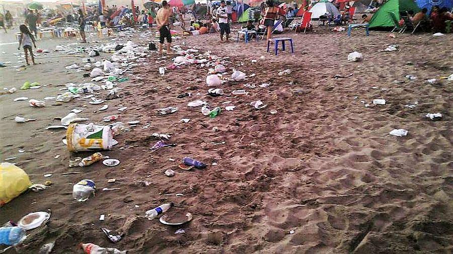 Playa Pozo de Lisas quedó llena de basura por Año Nuevo