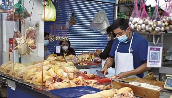 El pollo se vende en S/8.00 en puntos de distribución de Arequipa, según el registro de comercio al por mayor de aves en la ciudad. (Foto: Leonardo Fernández)