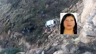 Un muerto y dos heridos deja caída de minivan a abismo tras derrumbe en Ayacucho