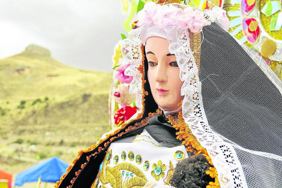 Fieles festejan a Santa Rosita