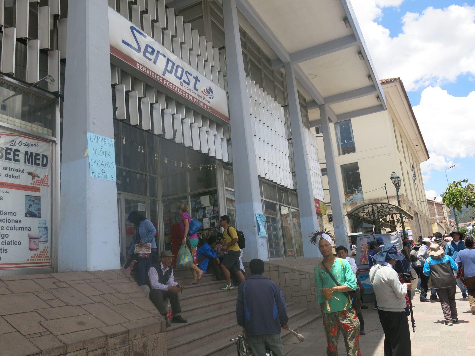 Cusco: Trabajadores de correos siguen en huelga 