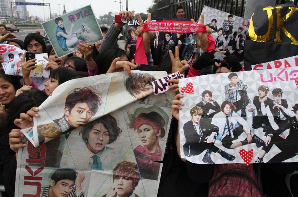 FOTOS: Fanáticas de U-Kiss se congregan en exteriores del Sheraton