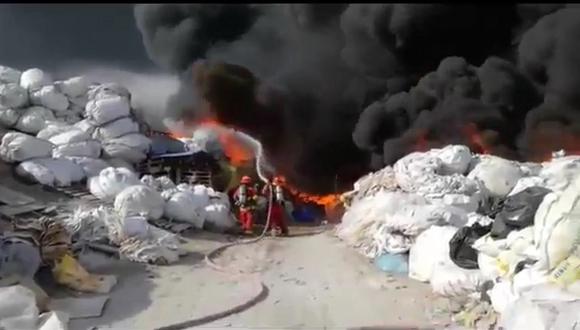 Incendio consume taller de reciclaje de chatarra en Ventanilla